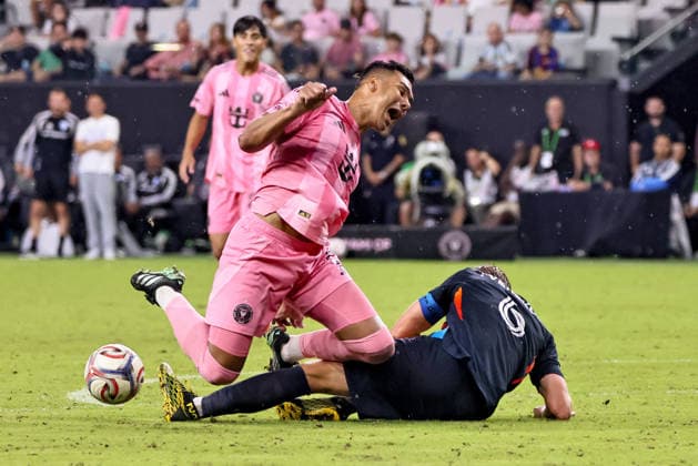 MIAMI, FL - SEPTEMBER 20: Inter Miami CF Midfielder Casemiro (5) and San Diego FC midfielder Jeppe Tverskov (6) battle for the ball during a 2026 MLS, Fussball Herren, USA soccer match between Inter Miami CF and San Diego FC on September 20, 2026 at NU Stadium, Miami, Fla.(Photo by Chris Arjoon Icon Sportswire). SOCCER: SEP 20 MLS Inter Miami CF vs San Diego FC EDITORIAL USE ONLY Icon2609200000009