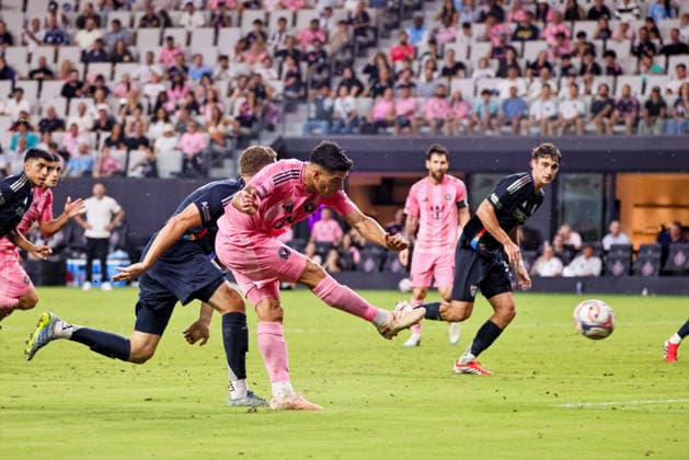 MIAMI, FL - SEPTEMBER 20: Inter Miami CF Forward Luis Suarez (9) shoots and scores a goal during a 2026 MLS, Fussball Herren, USA soccer match between Inter Miami CF and San Diego FC on September 20, 2026 at NU Stadium, Miami, Fla.(Photo by Chris Arjoon Icon Sportswire). SOCCER: SEP 20 MLS Inter Miami CF vs San Diego FC EDITORIAL USE ONLY Icon2609200000011