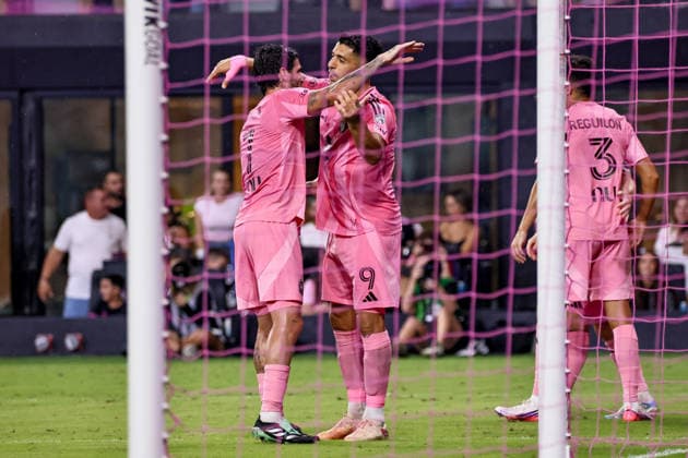 MIAMI, FL - SEPTEMBER 20: Inter Miami CF Forward Luis Suarez (9) celebrates a goal scored with Inter Miami CF Midfielder Rodrigo de Paul (7) during a 2026 MLS, Fussball Herren, USA soccer match between Inter Miami CF and San Diego FC on September 20, 2026 at NU Stadium, Miami, Fla.(Photo by Chris Arjoon Icon Sportswire). SOCCER: SEP 20 MLS Inter Miami CF vs San Diego FC EDITORIAL USE ONLY Icon2609200000014