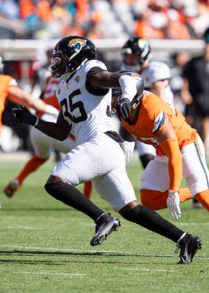 Sep 20, 2026; Jacksonville Jaguars linebacker Jalen McLeod (35) looks to make a play during the game between the Denver Broncos and Jacksonville Jaguars in Denver, CO, USA; at Empower Field at Mile High. Mandatory Credit: -Cal Media NFL, American Football Herren, USA 2026: Jaguars Vs Broncos SEP 20  - ZUMAc04_ 20260920_zma_c04_253 Copyright: xDerekxRegensburgerx