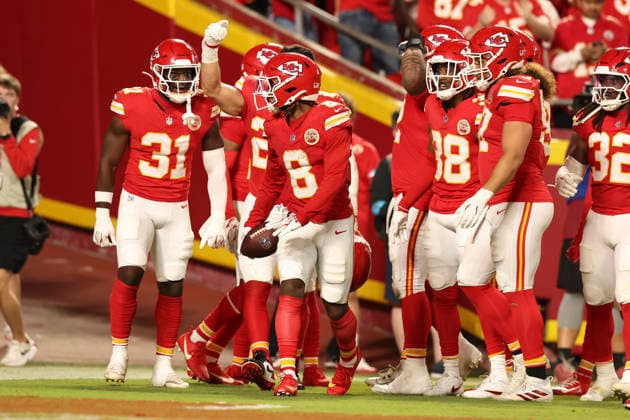 KANSAS CITY, MO - SEPTEMBER 20: Kristian Fulton 8 of the Kansas City Chiefs celebrates with teammates in the end zone after an interception in the first quarter of an NFL, American Football Herren, USA game between the Indianapolis Colts and Kansas City Chiefs on Sep 20, 2026 at Arrowhead Stadium in Kansas City, MO. (Photo by Scott Winters Icon Sportswire) NFL: SEP 20 Colts at Chiefs EDITORIAL USE ONLY Icon2609200412