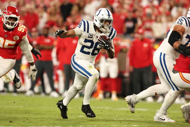 KANSAS CITY, MO - SEPTEMBER 20: Jonathan Taylor 28 of the Indianapolis Colts runs with the ball in the first quarter of an NFL, American Football Herren, USA game between the Indianapolis Colts and Kansas City Chiefs on Sep 20, 2026 at Arrowhead Stadium in Kansas City, MO. (Photo by Scott Winters Icon Sportswire) NFL: SEP 20 Colts at Chiefs EDITORIAL USE ONLY Icon2609200489