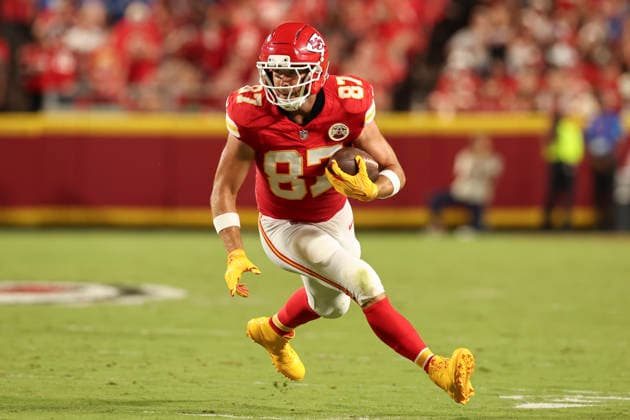KANSAS CITY, MO - SEPTEMBER 20: Travis Kelce 87 of the Kansas City Chiefs runs after the catch in the second quarter of an NFL, American Football Herren, USA game between the Indianapolis Colts and Kansas City Chiefs on Sep 20, 2026 at Arrowhead Stadium in Kansas City, MO. (Photo by Scott Winters Icon Sportswire) NFL: SEP 20 Colts at Chiefs EDITORIAL USE ONLY Icon2609200730