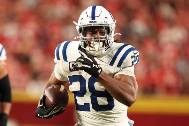 KANSAS CITY, MO - SEPTEMBER 20: Jonathan Taylor 28 of the Indianapolis Colts during a 24-yard touchdown run in the second quarter of an NFL, American Football Herren, USA game between the Indianapolis Colts and Kansas City Chiefs on Sep 20, 2026 at Arrowhead Stadium in Kansas City, MO. (Photo by Scott Winters Icon Sportswire) NFL: SEP 20 Colts at Chiefs EDITORIAL USE ONLY Icon2609200855