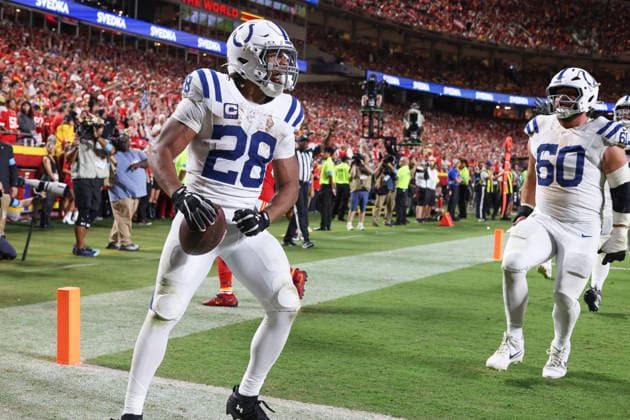 KANSAS CITY, MO - SEPTEMBER 20: Jonathan Taylor 28 of the Indianapolis Colts after a 24-yard touchdown run late in the second quarter of an NFL, American Football Herren, USA game between the Indianapolis Colts and Kansas City Chiefs on Sep 20, 2026 at Arrowhead Stadium in Kansas City, MO. (Photo by Scott Winters Icon Sportswire) NFL: SEP 20 Colts at Chiefs EDITORIAL USE ONLY Icon2609201015