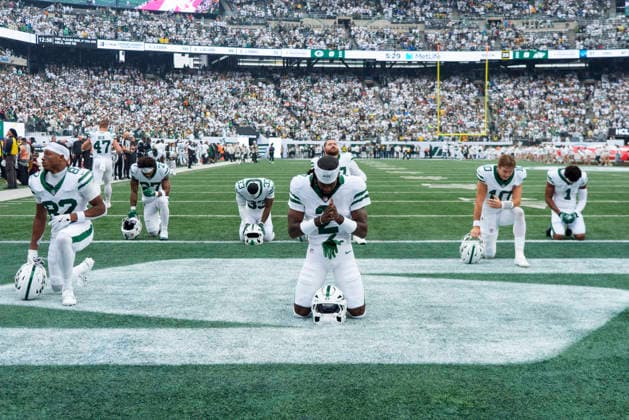 Sep 20, 2026; East Rutherford, NJ, USA; New York Jets defensive back Jarvis Brownlee Jr. (2) kneels with his teammates ahead of an NFL, American Football Herren, USA game against the Green Bay Packers at MetLife Stadium. Mandatory Credit: -Cal Media East Rutherford USA - ZUMAc04_ 20260920_zma_c04_235 Copyright: xChrisxSzagolax