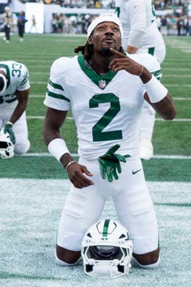 Sep 20, 2026; East Rutherford, NJ, USA; New York Jets defensive back Jarvis Brownlee Jr. (2) kneels with his teammates ahead of an NFL, American Football Herren, USA game against the Green Bay Packers at MetLife Stadium. Mandatory Credit: -Cal Media East Rutherford USA - ZUMAc04_ 20260920_zma_c04_238 Copyright: xChrisxSzagolax