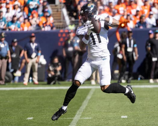Sep 20, 2026; Jacksonville Jaguars wide receiver Parker Washington (11) snares a catch during the game between the Denver Broncos and Jacksonville Jaguars in Denver, CO, USA; at Empower Field at Mile High. Mandatory Credit: -Cal Media NFL, American Football Herren, USA 2026: Jaguars Vs Broncos SEP 20  - ZUMAc04_ 20260920_zma_c04_291 Copyright: xDerekxRegensburgerx