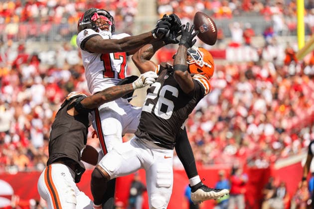 September 20, 2026, Tampa, Florida, USA: A pass is broken up in the end zone between Tampa Bay Buccaneers wide receiver TED HURST III (17) and Cleveland Browns cornerback MYLES HARDEN (26) at an NFL, American Football Herren, USA football game between the Cleveland Browns and the Tampa Bay Buccaneers at Raymond James Stadium. Tampa USA - ZUMAs335 20260920_znp_s335_002 Copyright: xMatthewxSmithx