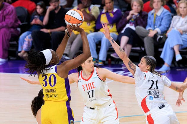 September 20, 2026, Los Angeles, California, USA: Nneka Ogwumike 30 of the Los Angeles Sparks makes a three point shot attempt as Emily Engstler 21 of the Portland Fire defends the basket during their regular season WNBA, Basketball Damen, USA game on Sunday September 20, 2026 at Crypto.com Arena in Los Angeles, California. Sparks defeat Fire, 105-84. ARIANA RUIZ PI Los Angeles USA - ZUMAp124 20260920_zaa_p124_021 Copyright: xArianaxRuizx