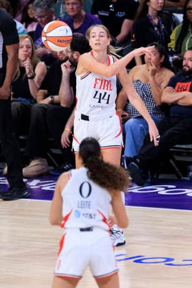 September 20, 2026, Los Angeles, California, USA: Karlie Samuelson 44 of the Portland Fire passes the ball to Carla Leite 0 during their regular season WNBA, Basketball Damen, USA game against the Los Angeles Sparks on Sunday September 20, 2026 at Crypto.com Arena in Los Angeles, California. Sparks defeat Fire, 105-84. ARIANA RUIZ PI Los Angeles USA - ZUMAp124 20260920_zaa_p124_040 Copyright: xArianaxRuizx