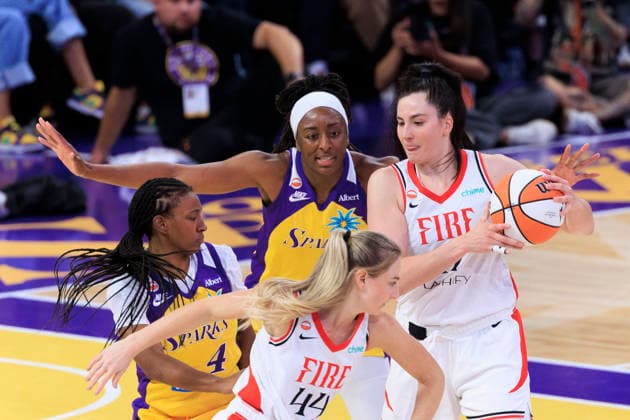 September 20, 2026, Los Angeles, California, USA: Karlie Samuelson 44 of the Portland Fire sets up a screen for Megan DiLeo 17 as Tonie Morgan 4 and Nneka Ogwumike 30 of the Los Angeles Sparks defend during their regular season WNBA, Basketball Damen, USA game on Sunday September 20, 2026 at Crypto.com Arena in Los Angeles, California. Sparks defeat Fire, 105-84. ARIANA RUIZ PI Los Angeles USA - ZUMAp124 20260920_zaa_p124_045 Copyright: xArianaxRuizx