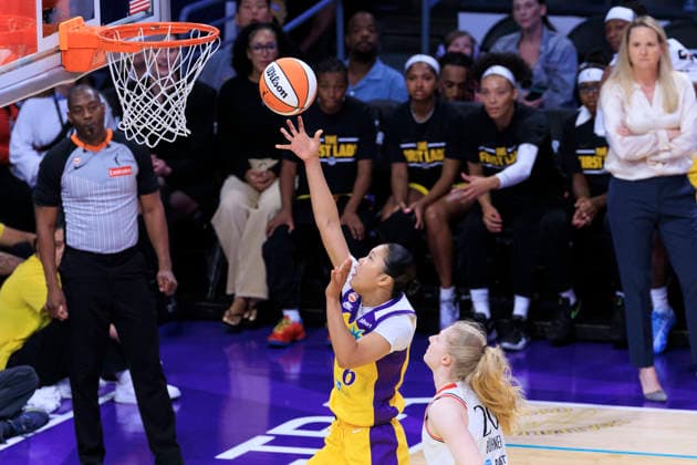September 20, 2026, Los Angeles, California, USA: Jihyun Park 6 of the Los Angeles Sparks performs a layup as Frieda Buhner 20 of the Portland Fire defends during their regular season WNBA, Basketball Damen, USA game on Sunday September 20, 2026 at Crypto.com Arena in Los Angeles, California. Sparks defeat Fire, 105-84. ARIANA RUIZ PI Los Angeles USA - ZUMAp124 20260920_zaa_p124_058 Copyright: xArianaxRuizx