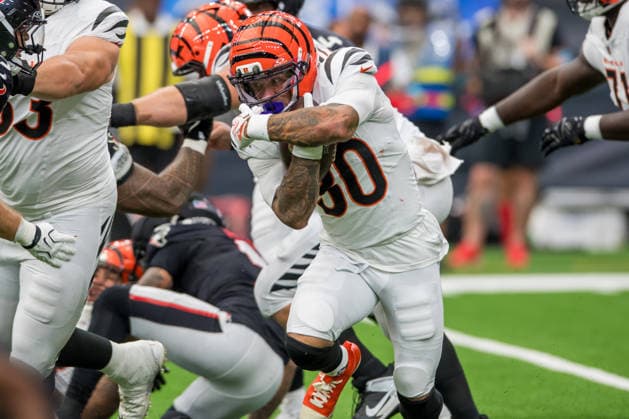 September 20, 2026: Cincinnati Bengals running back Chase Brown (30) carries the ball during a game between the Cincinnati Bengals and the Houston Texans in Houston, TX. .. CSM NFL, American Football Herren, USA 2026: Bengals Vs Texans SEP 20  - ZUMAc04_ 20260920_zma_c04_395 Copyright: xTraskxSmithx