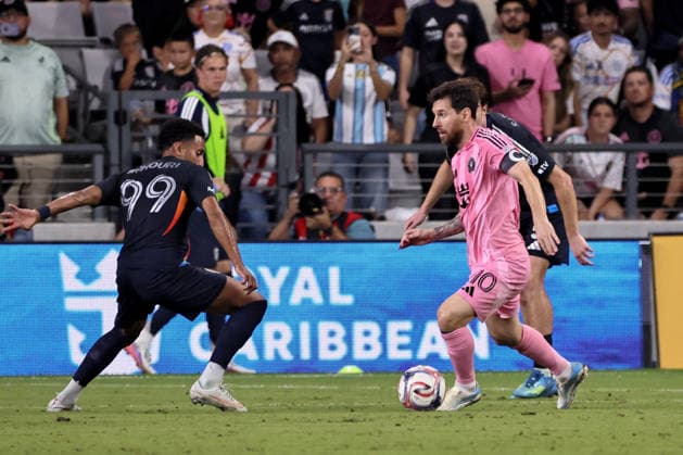 September 20, 2026, Miami, Florida, USA: Inter Miami CF forward LIONEL MESSI (10) and San Diego FC midfielder ELIAS ACHOURI (99) battle for a ball during a 2026 MLS, Fussball Herren, USA soccer match between Inter Miami CF and San Diego FC. Soccer 2026: Inter Miami CF 2:2 San Diego FC.  - ZUMAa257 20260920_zsp_a257_011 Copyright: xChrisxArjoonx