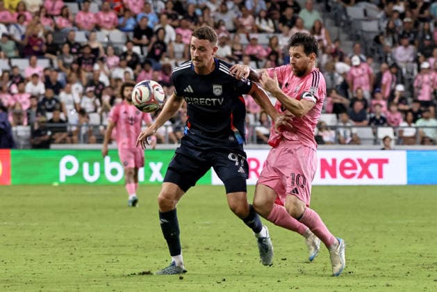 September 20, 2026, Miami, Florida, USA: Inter Miami CF forward LIONEL MESSI (10) and San Diego FC defender CHRISTOPHER MCVEY (97) battle for a ball during a 2026 MLS, Fussball Herren, USA soccer match between Inter Miami CF and San Diego FC. Miami USA - ZUMAa257 20260920_zsp_a257_036 Copyright: xChrisxArjoonx