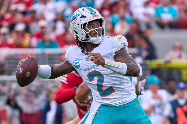 SANTA CLARA, CA - SEPTEMBER 20: Quarterback Malik Willis (2) of the Miami Dolphins throws the football against the San Francisco 49ers during a game at Levi s Stadium on September 20, 2026 in Santa Clara, California.(Photo by Robin Alam Icon Sportswire) NFL, American Football Herren, USA SEP 20 Dolphins at 49ers EDITORIAL USE ONLY Icon1642509282249