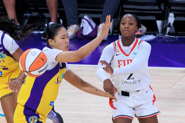 September 20, 2026, Los Angeles, California, USA: Jordan Harrison 2 of the Portland Fire passes the ball as Jihyun Park 6 of the Los Angeles Sparks defends during their regular season WNBA, Basketball Damen, USA game on Sunday September 20, 2026 at Crypto.com Arena in Los Angeles, California. Sparks defeat Fire, 105-84. ARIANA RUIZ PI Sparks Defeat Fire, 105-84 - ZUMAp124 20260920_zaa_p124_111 Copyright: xArianaxRuizx