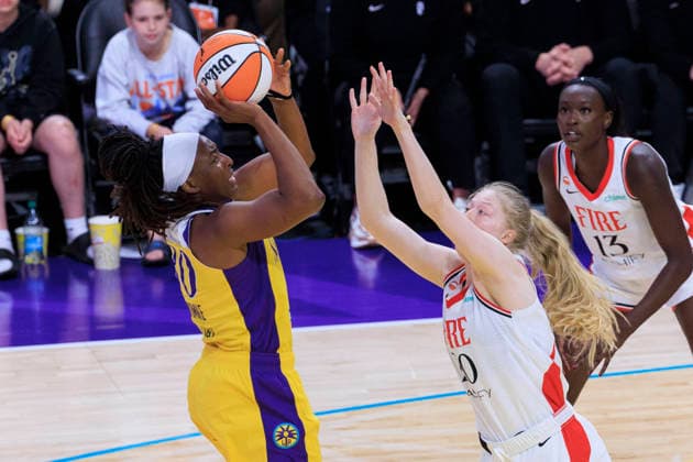 September 20, 2026, Los Angeles, California, USA: Nneka Ogwumike 30 of the Los Angeles Sparks attempts a fadeaway shot as Frieda Buhner 20 of the Portland Fire defends the basket during their regular season WNBA, Basketball Damen, USA game on Sunday September 20, 2026 at Crypto.com Arena in Los Angeles, California. Sparks defeat Fire, 105-84. ARIANA RUIZ PI Sparks Defeat Fire, 105-84 - ZUMAp124 20260920_zaa_p124_114 Copyright: xArianaxRuizx
