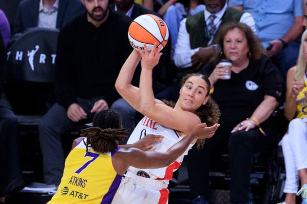 September 20, 2026, Los Angeles, California, USA: Carla Leite 0 of the Portland Fire passes the ball as Ariel Atkins 7 of the Los Angeles Sparks defends during their regular season WNBA, Basketball Damen, USA game on Sunday September 20, 2026 at Crypto.com Arena in Los Angeles, California. Sparks defeat Fire, 105-84. ARIANA RUIZ PI Los Angeles USA - ZUMAp124 20260920_zaa_p124_100 Copyright: xArianaxRuizx