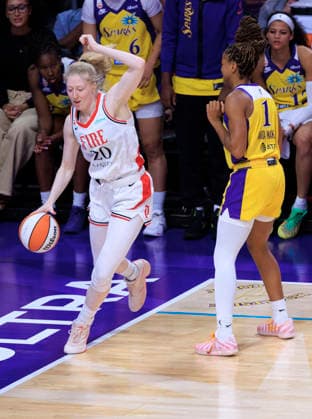 September 20, 2026, Los Angeles, California, USA: Monique Akoa Makani 1 of the Los Angeles Sparks pushes Frieda Buhner 20 of the Portland Fire out of bounds during their regular season WNBA, Basketball Damen, USA game on Sunday September 20, 2026 at Crypto.com Arena in Los Angeles, California. Sparks defeat Fire, 105-84. ARIANA RUIZ PI Los Angeles USA - ZUMAp124 20260920_zaa_p124_108 Copyright: xArianaxRuizx