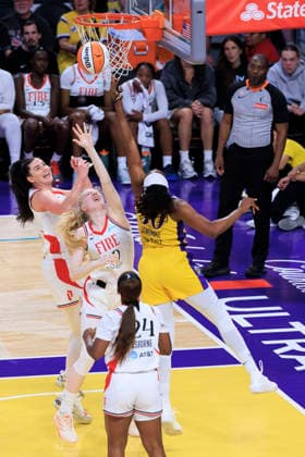 September 20, 2026, Los Angeles, California, USA: Nneka Ogwumike 30 of the Los Angeles Sparks attempts to tip the ball in the basket as Frieda Buhner 20 of the Portland Fire reaches for the rebound during their regular season WNBA, Basketball Damen, USA game on Sunday September 20, 2026 at Crypto.com Arena in Los Angeles, California. Sparks defeat Fire, 105-84. ARIANA RUIZ PI Los Angeles USA - ZUMAp124 20260920_zaa_p124_113 Copyright: xArianaxRuizx