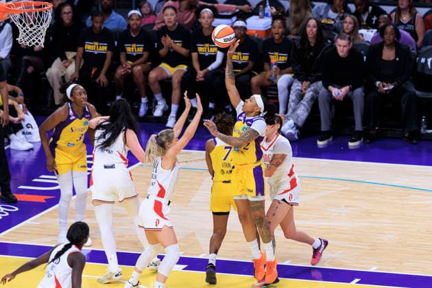 September 20, 2026, Los Angeles, California, USA: Emma Cannon 32 of the Los Angeles Sparks shoots a floaters as Karlie Samuelson 44 of the Portland Fire defends the basket during their regular season WNBA, Basketball Damen, USA game on Sunday September 20, 2026 at Crypto.com Arena in Los Angeles, California. Sparks defeat Fire, 105-84. ARIANA RUIZ PI Los Angeles USA - ZUMAp124 20260920_zaa_p124_121 Copyright: xArianaxRuizx
