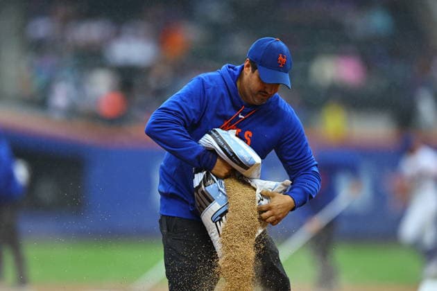 MLB, Baseball Herren, USA Philadelphia Phillies Vs. New York Mets The New York Mets grounds crew drags the field during the seventh inning of a baseball game between the Philadelphia Phillies and the New York Mets at Citi Field in Corona, on September 20, 2026. Flushing N.Y. United States  Copyright: xGordonxDonovanx originalFilename:donovan-mlbphila260920_npS76.jpg