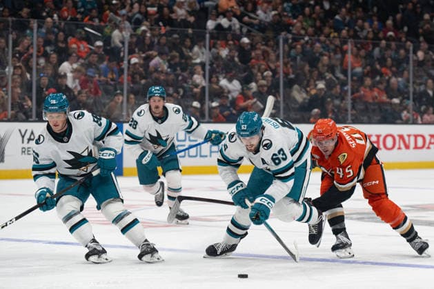 NHL, Eishockey Herren, USA San Jose Sharks At Anaheim Ducks San Jose Sharks center Zack Ostapchuk (63) skates with the puck during an NHL game between the San Jose Sharks and the Anaheim Ducks at Honda Center in Anaheim, on September 20, 2026. Anaheim California United States  Copyright: xEdwinxSox originalFilename:so-nhlsanjo260920_np1Jl.jpg