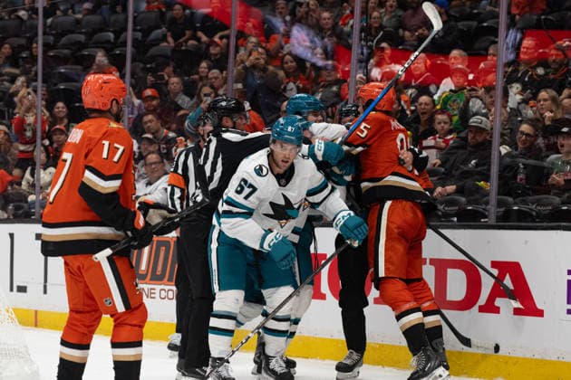 NHL, Eishockey Herren, USA San Jose Sharks At Anaheim Ducks Players confront each other during a National Hockey League game between the San Jose Sharks and the Anaheim Ducks at Honda Center in Anaheim, on September 20, 2026. Anaheim California United States  Copyright: xEdwinxSox originalFilename:so-nhlsanjo260920_np4Js.jpg