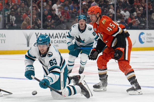 NHL, Eishockey Herren, USA San Jose Sharks At Anaheim Ducks San Jose Sharks center Zack Ostapchuk (63) dives for the puck during an NHL game between the San Jose Sharks and the Anaheim Ducks at Honda Center in Anaheim, on September 20, 2026. Anaheim California United States  Copyright: xEdwinxSox originalFilename:so-nhlsanjo260920_np6qk.jpg