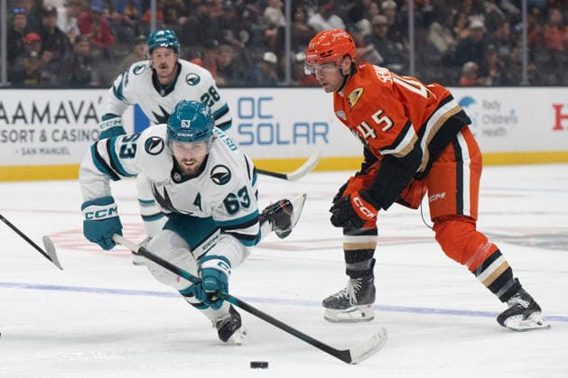 NHL, Eishockey Herren, USA San Jose Sharks At Anaheim Ducks San Jose Sharks center Zack Ostapchuk (63) skates with the puck during an NHL game between the San Jose Sharks and the Anaheim Ducks at Honda Center in Anaheim, on September 20, 2026. Anaheim California United States  Copyright: xEdwinxSox originalFilename:so-nhlsanjo260920_np8J1.jpg