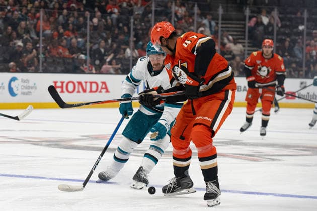 NHL, Eishockey Herren, USA San Jose Sharks At Anaheim Ducks Anaheim Ducks defender Noah Warren (47) competes for the puck during an NHL game between the San Jose Sharks and the Anaheim Ducks at Honda Center in Anaheim, on September 20, 2026. Anaheim California United States  Copyright: xEdwinxSox originalFilename:so-nhlsanjo260920_npC1B.jpg