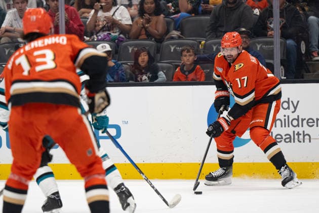 NHL, Eishockey Herren, USA San Jose Sharks At Anaheim Ducks Anaheim Ducks left wing Alex Killorn (17) looks for a pass to Anaheim Ducks center Nikita Nesterenko (13) during an NHL game between the San Jose Sharks and the Anaheim Ducks at Honda Center in Anaheim, on September 20, 2026. Anaheim California United States  Copyright: xEdwinxSox originalFilename:so-nhlsanjo260920_npFRa.jpg