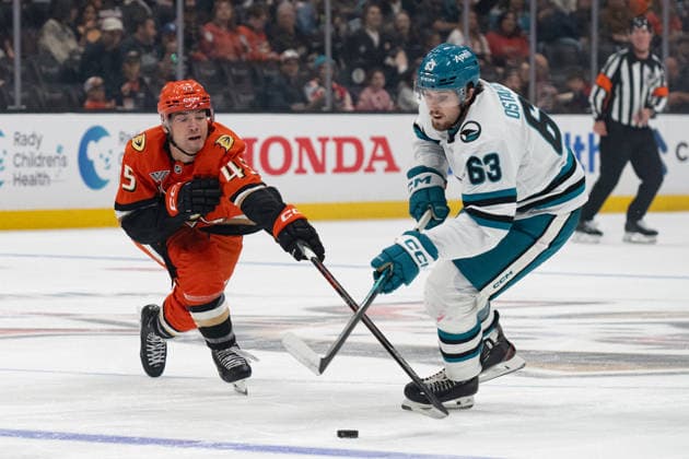 NHL, Eishockey Herren, USA San Jose Sharks At Anaheim Ducks Anaheim Ducks right wing Beckett Sennecke (45) reaches in to block a pass from San Jose Sharks center Zack Ostapchuk (63) during an NHL game between the San Jose Sharks and the Anaheim Ducks at Honda Center in Anaheim, on September 20, 2026. Anaheim California United States  Copyright: xEdwinxSox originalFilename:so-nhlsanjo260920_nphaP.jpg
