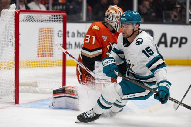 NHL, Eishockey Herren, USA San Jose Sharks At Anaheim Ducks San Jose Sharks center Jimmy Huntington (15) skates past the net after scoring a goal during an NHL game between the San Jose Sharks and the Anaheim Ducks at Honda Center in Anaheim, on September 20, 2026. Anaheim California United States  Copyright: xEdwinxSox originalFilename:so-nhlsanjo260920_npN2L.jpg