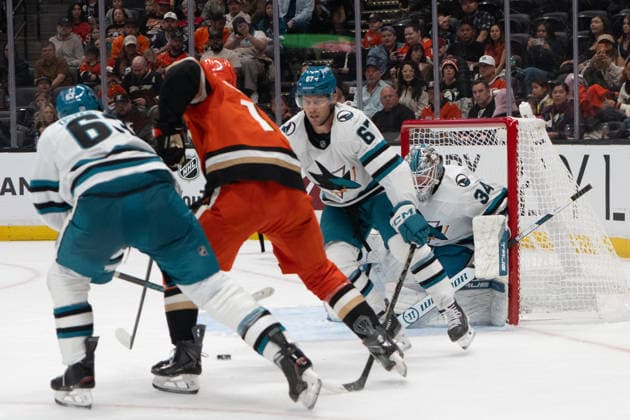 NHL, Eishockey Herren, USA San Jose Sharks At Anaheim Ducks San Jose Sharks defender Roland McKeown (67) protects the net during an NHL game between the San Jose Sharks and the Anaheim Ducks at Honda Center in Anaheim, on September 20, 2026. Anaheim California United States  Copyright: xEdwinxSox originalFilename:so-nhlsanjo260920_npnqQ.jpg