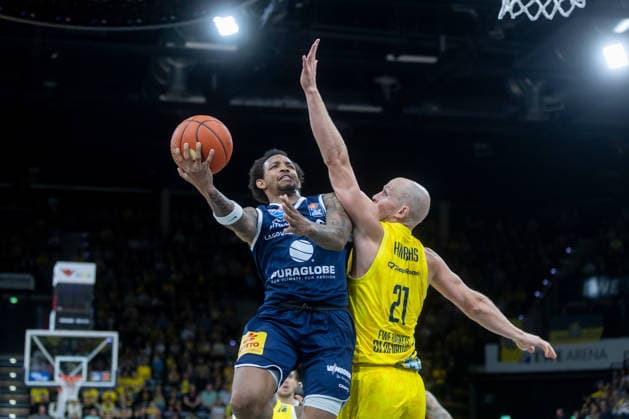 Oldenburg, Lower Saxony, Germany, September 20, 2026, DeLonnie Hunt (left), Syntainics MBC, and Seth Hinrichs (right), EWE Baskets Oldenburg; EWE Baskets Oldenburg vs. Syntainics MBC; Basketball; 1st Basketball Bundesliga; 2026–2027 season, Matchday 1, Grosse EWE Arena: EWE Baskets Oldenburg vs. Syntainics MBC Weißenfels www.andreas-burmann.de