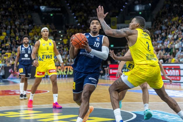 Oldenburg, Lower Saxony, Germany, September 20, 2026, Kostja Mushidi (left), Syntainics MBC, and Demajeo Wiggins (right), EWE Baskets Oldenburg; EWE Baskets Oldenburg vs. Syntainics MBC; Basketball 1; Basketball Bundesliga; 2026–2027 season, Matchday 1, Grosse EWE Arena: EWE Baskets Oldenburg vs. Syntainics MBC Weißenfels www.andreas-burmann.de