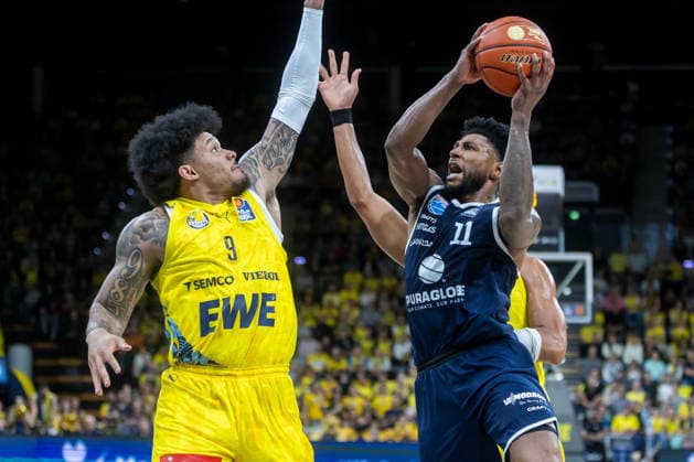 Oldenburg, Lower Saxony, Germany, September 20, 2026, Anthony Gaines (right), Syntainics MBC, and Tylan Pope (left), EWE Baskets Oldenburg; EWE Baskets Oldenburg vs. Syntainics MBC; Basketball; 1st Basketball Bundesliga; 2026–2027 season, Matchday 1, Große EWE Arena: EWE Baskets Oldenburg vs. Syntainics MBC Weißenfels www.andreas-burmann.de