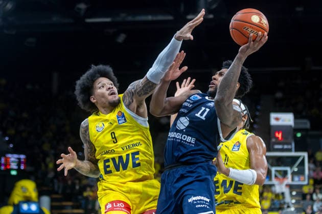 Oldenburg, Lower Saxony, Germany, September 20, 2026, Anthony Gaines (right), Syntainics MBC, and Tylan Pope (left), EWE Baskets Oldenburg; EWE Baskets Oldenburg vs. Syntainics MBC; Basketball; 1st Basketball Bundesliga; 2026–2027 season, Matchday 1, Große EWE Arena: EWE Baskets Oldenburg vs. Syntainics MBC Weißenfels www.andreas-burmann.de