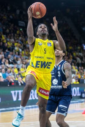 Oldenburg, Lower Saxony, Germany, September 20, 2026, Jeremy Roach (left), EWE Baskets Oldenburg, and DeLonnie Hunt (right), Syntainics MBC; EWE Baskets Oldenburg vs. Syntainics MBC; Basketball 1; Basketball Bundesliga; 2026–2027 season, Matchday 1, Grosse EWE Arena: EWE Baskets Oldenburg vs. Syntainics MBC Weißenfels www.andreas-burmann.de