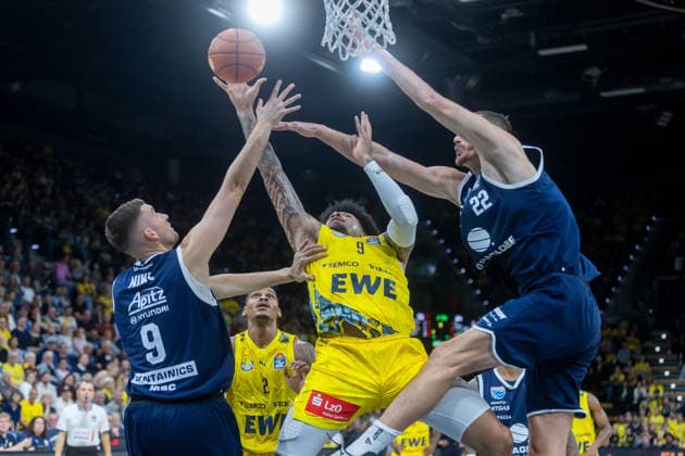 Oldenburg, Lower Saxony, Germany, September 20, 2026, Tylan Pope (center), EWE Baskets Oldenburg, Kresimir Nikic (left), Syntainics MBC, Borisa Simanic (right), Syntainics MBC, Demajeo Wiggins (second from left), EWE Baskets Oldenburg vs. Syntainics MBC, Basketball 1, Basketball Bundesliga, 2026–2027 season, Matchday 1, Grosse EWE Arena, EWE Baskets Oldenburg vs. Syntainics MBC Weißenfels www.andreas-burmann.de