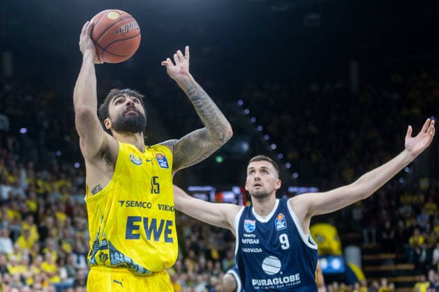 Oldenburg, Lower Saxony, GER, September 20, 2026, Marcel Keßen (left), EWE Baskets Oldenburg, and Kresimir Nikic (right), Syntainics MBC; EWE Baskets Oldenburg vs. Syntainics MBC; Basketball 1, Basketball Bundesliga, 2026–2027 season, Matchday 1, Grosse EWE Arena: EWE Baskets Oldenburg vs. Syntainics MBC Weißenfels www.andreas-burmann.de