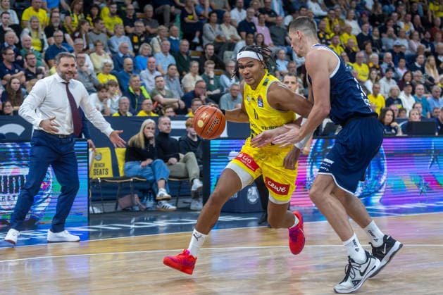 Oldenburg, Lower Saxony, Germany, September 20, 2026, Nicholas Tischler (left), EWE Baskets Oldenburg, and Borisa Simanic (right), Syntainics MBC; EWE Baskets Oldenburg vs. Syntainics MBC; Basketball 1, Basketball Bundesliga, 2026–2027 season, Matchday 1, Grosse EWE Arena: EWE Baskets Oldenburg vs. Syntainics MBC Weißenfels www.andreas-burmann.de