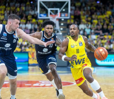 Oldenburg, Lower Saxony, Germany, September 20, 2026, Nate Johnson (right), EWE Baskets Oldenburg; Anthony Gaines (center), Syntainics MBC; and Kresimir Nikic (left), Syntainics MBC. EWE Baskets Oldenburg vs. Syntainics MBC. Basketball 1, Basketball Bundesliga, 2026–2027 season, Matchday 1, Grosse EWE Arena: EWE Baskets Oldenburg vs. Syntainics MBC Weißenfels www.andreas-burmann.de
