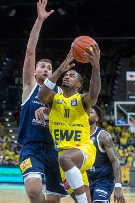 Oldenburg, Lower Saxony, Germany, September 20, 2026, Kostja Mushidi (right), Syntainics MBC, and Kresimir Nikic, Syntainics MBC; EWE Baskets Oldenburg vs. Syntainics MBC; Basketball 1; Basketball Bundesliga; 2026–2027 season, Matchday 1, Grosse EWE Arena: EWE Baskets Oldenburg vs. Syntainics MBC Weißenfels www.andreas-burmann.de