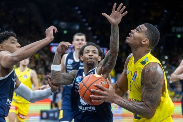 Oldenburg, Lower Saxony, Germany, September 20, 2026, Demajeo Wiggins (right), EWE Baskets Oldenburg; DeLonnie Hunt (center), Syntainics MBC; EWE Baskets Oldenburg vs. Syntainics MBC – Basketball 1, Basketball Bundesliga, 2026–2027 season, Matchday 1, Grosse EWE Arena: EWE Baskets Oldenburg vs. Syntainics MBC Weißenfels www.andreas-burmann.de