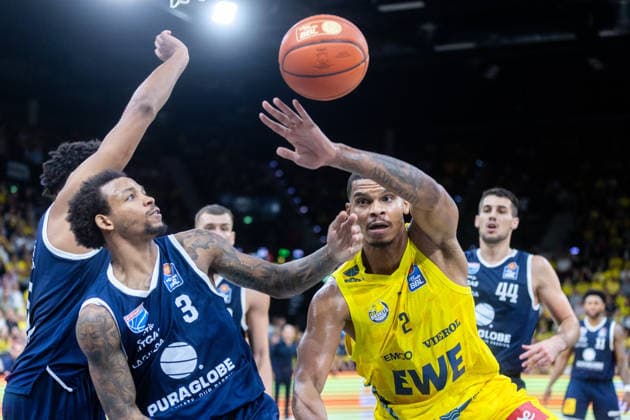 Oldenburg, Lower Saxony, Germany, September 20, 2026, Demajeo Wiggins (right), EWE Baskets Oldenburg, and DeLonnie Hunt (left), Syntainics MBC; EWE Baskets Oldenburg vs. Syntainics MBC; Basketball 1; Basketball Bundesliga; 2026–2027 season, Matchday 1, Grosse EWE Arena: EWE Baskets Oldenburg vs. Syntainics MBC Weißenfels www.andreas-burmann.de