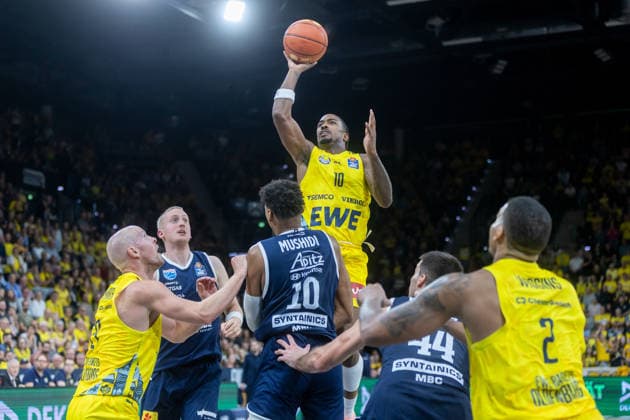 Oldenburg, Lower Saxony, Germany, September 20, 2026, Nate Johnson (center), EWE Baskets Oldenburg, as well as (from left) Seth Hinrichs (EWE Baskets Oldenburg), Collin Welp (Syntainics MBC), Kostja Mushidi (Syntainics MBC), Jure Planinic (Syntainics MBC), and Demajeo Wiggins (right), EWE Baskets Oldenburg vs. Syntainics MBC, Basketball 1, Basketball Bundesliga, 2026–2027 season, Matchday 1, Grosse EWE Arena, EWE Baskets Oldenburg vs. Syntainics MBC Weißenfels www.andreas-burmann.de